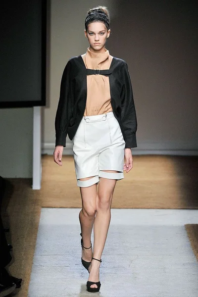 Look 16